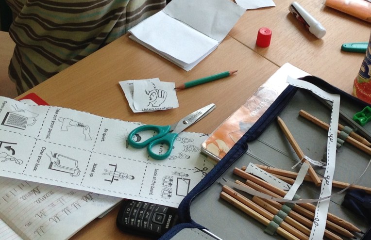 Czego tu nie ma... Piórnik, karta pracy z angielskiego, telefon, zeszyt z polskiego, butelka z sokiem, książka i zeszyt ćwiczeń z angielskiego. Jak w tym wszystkim się połapać? A miały być dziś na ławce tylko scissors and glue. No cóż...